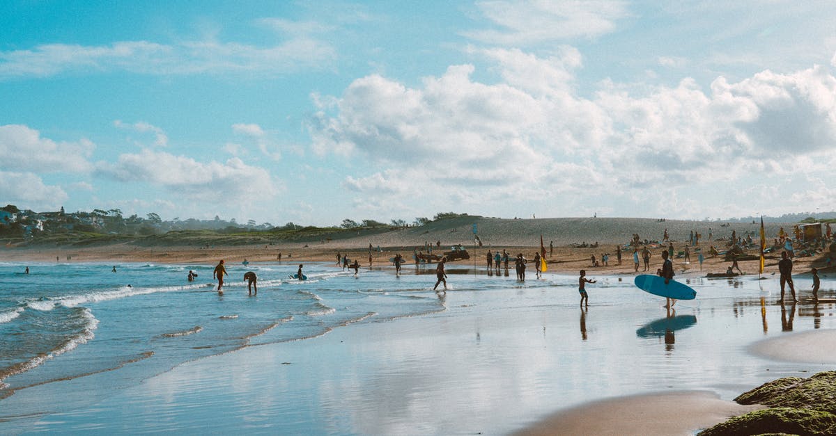 Orang-orang di Pantai Di Bawah Langit Berawan · Stock Foto Gratis